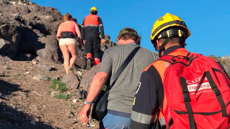 Los senderistas son conducidos hasta la salida del barranco