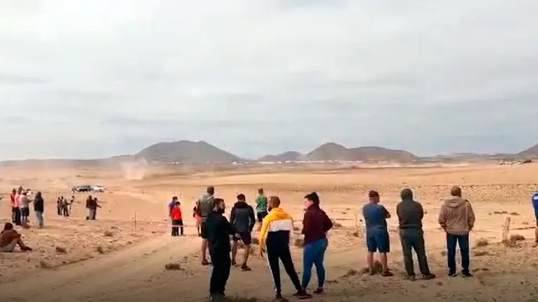 Público y vehículos sobre zona de Jable durante una prueba automovilística