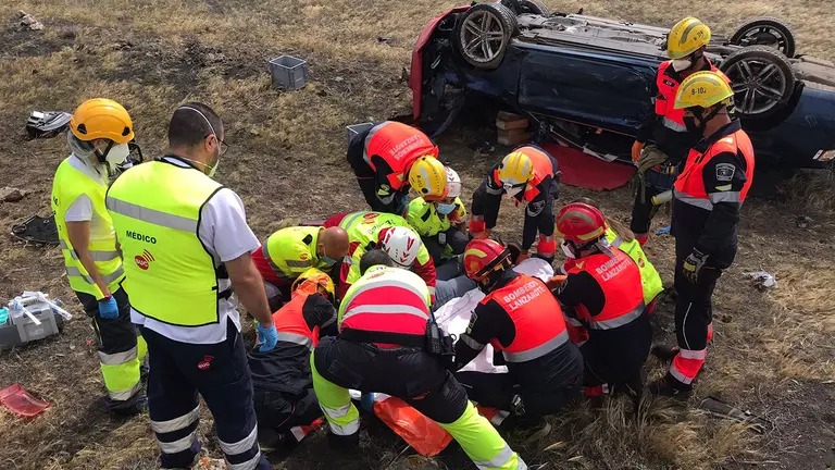 Momento en el que Emergencias asiste al herido