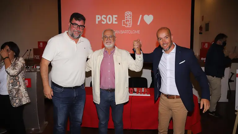 El nuevo secretario ocal del PSOE en San Bartolomé, Raúl de León, a la derecha con chaqueta azul, junto al histórico Marcial Martín Bermúdez, en el centro, y el actual alcalde Isidro Pérez