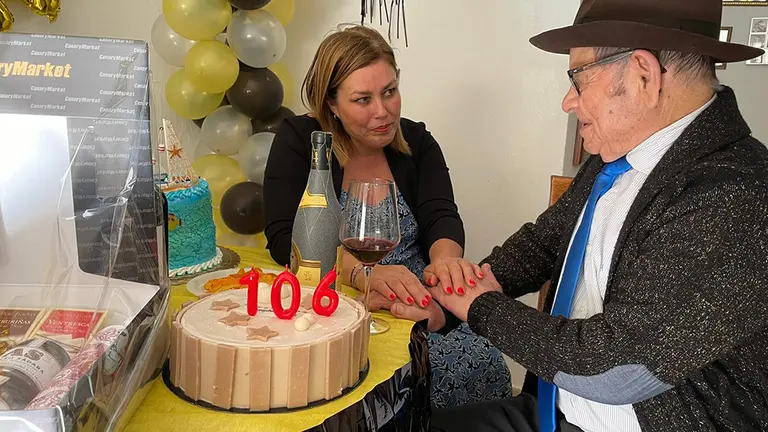 Juan Machín, felicitado por Astrid Pérez en su 106 cumpleaños