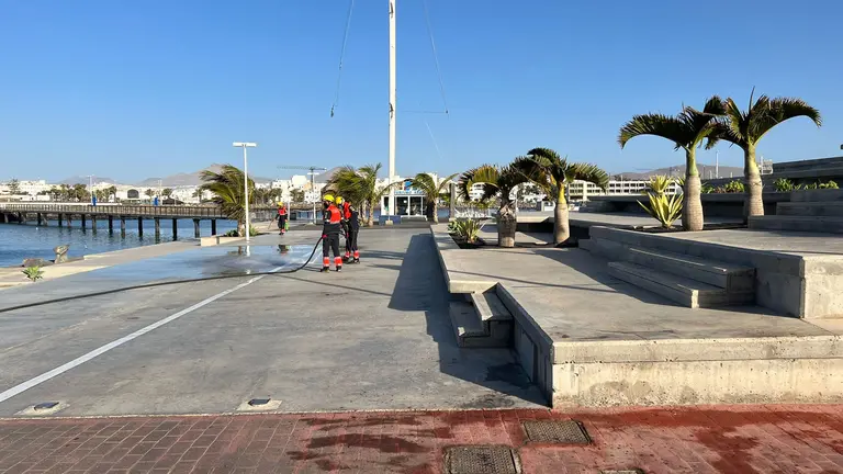 Bomberos limpiando las manchas de sangre