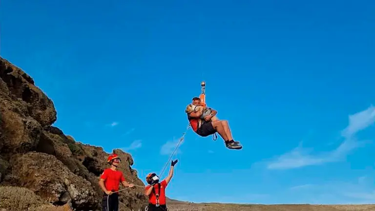 Momento en el que uno de los senderistas, y el perro, son rescatados