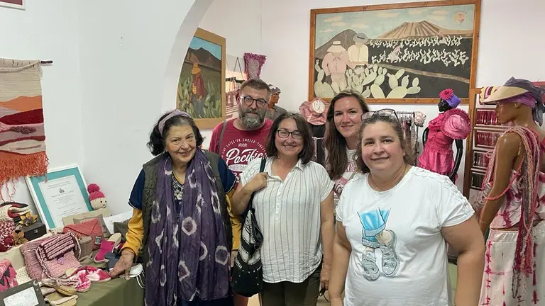 Chana Perera junto a miembro de la Universidad Checa