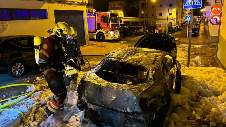 Siguen ardiendo coches en las calles de Arrecife