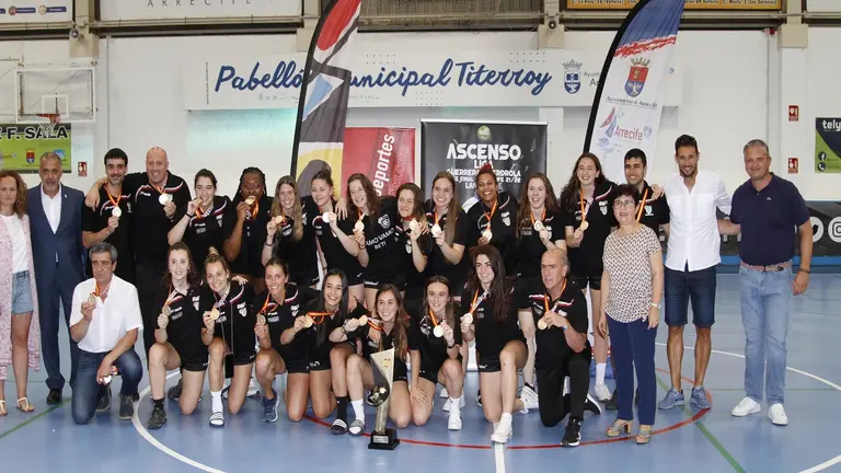 Las chicas del CICAR Lanzarote Ciudad de Arrecife posan tras finalizar la fase de ascenso
