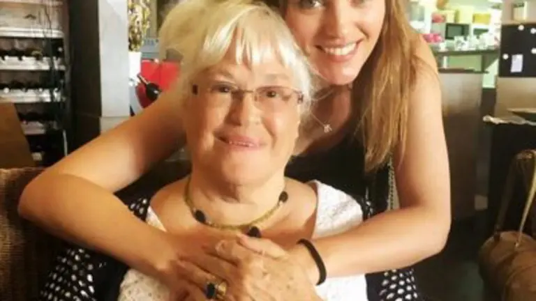 Helen Lindes abraza a su madre Norma Lindes (FOTO: twitter Norma LIndes)