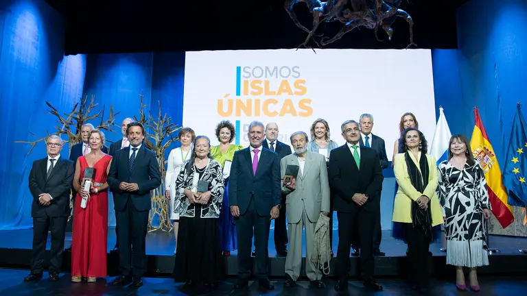 Foto de familia en el Acto Institucional del Día de Canarias 2022