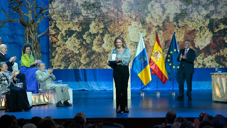 Techy Acosta recibe la Medalla de Oro de Canarias para Radio Lanzarote