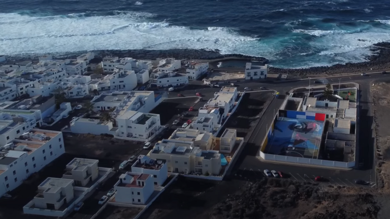 Pueblo de La Santa con el mural de la integración pintado en las canchas