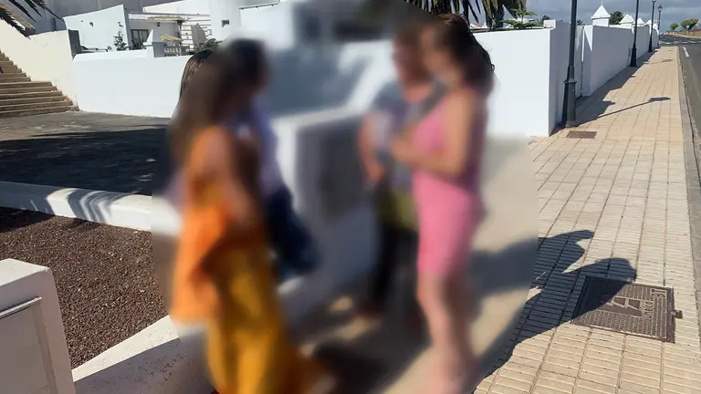 Madres de alumnas afectadas, este domingo en La Villa de Teguise
