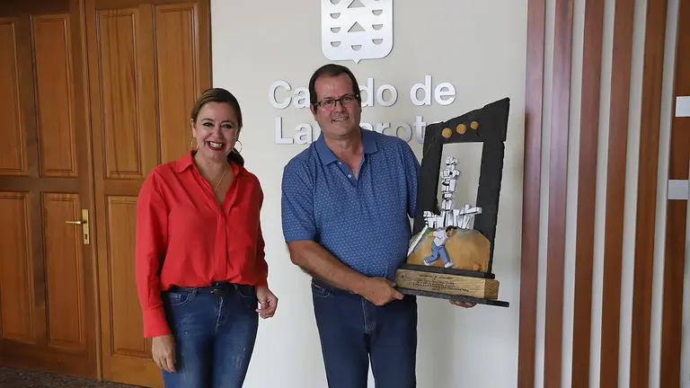 La presidenta del Cabildo, María Dolores Corujo y Manuel García Fuentes