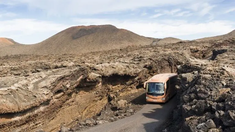 Guagua para la ruta de Los Volcanes