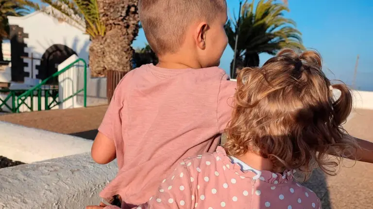 Nairan con su hermana