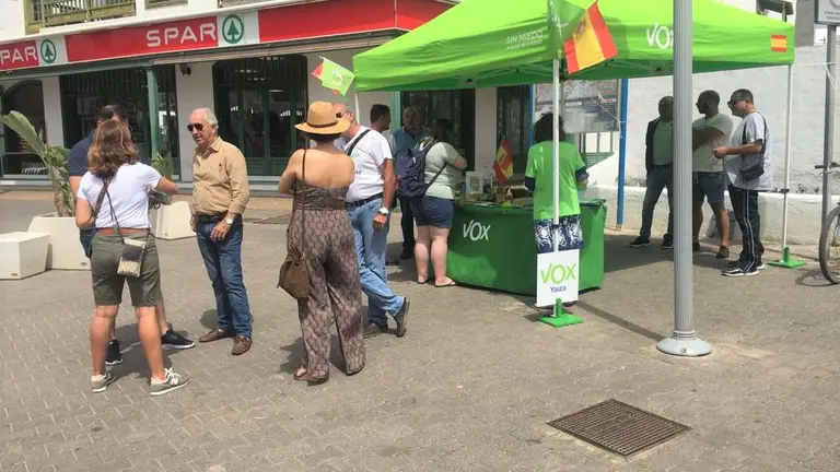 Mesa informativa en Playa Blanca