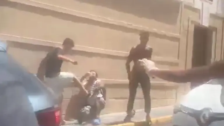 Momento de la pelea en el que le dan el golpe al herido