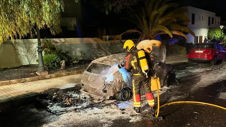 Los bomberos actuando en Costa Teguise