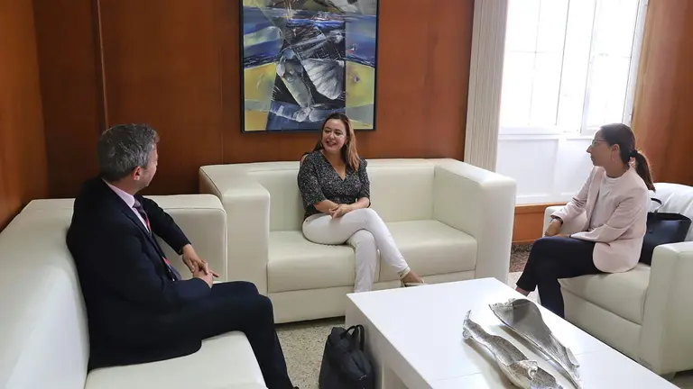 La presidenta del Cabildo de Lanzarote, María Dolores Corujo, mantuvo este jueves una reunión con la nueva directora del Aeropuerto César Manrique-Lanzarote, María Teresa Cuenca Luengos, y con el director del Grupo de Aeropuertos de Canarias, Luis López Chapí.<br />

