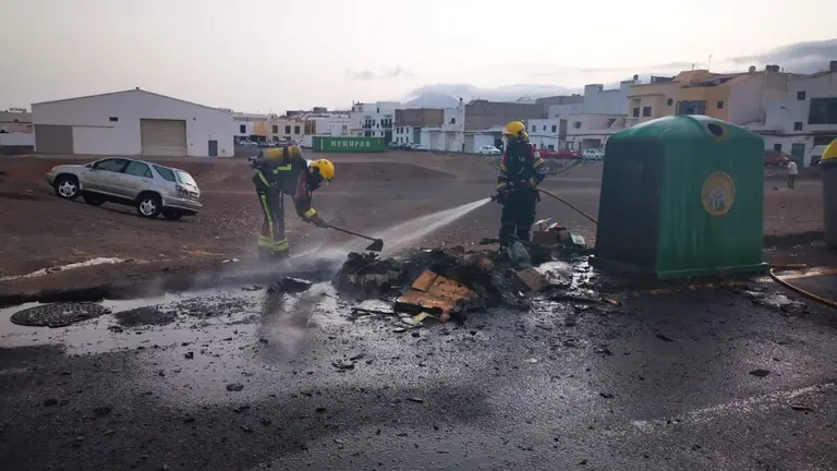Los bomberos apagan el contenedor en Argana Alta