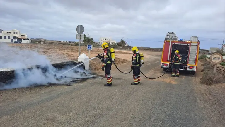 Los bomberos apagan el incendio del contenedor de Tinajo
