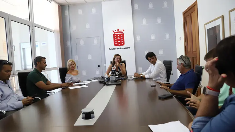<p>Reunión en el Cabildo con&nbsp;representantes de la Cooperativa de Transportistas de Lanzarote</p>

<p>&nbsp;</p>
