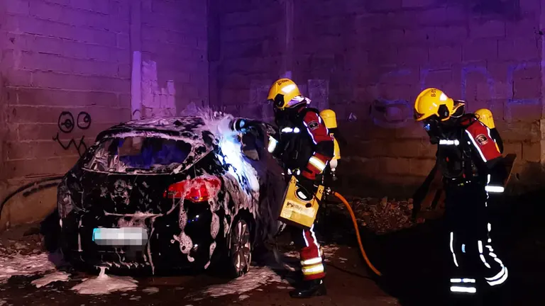 Los bomberos apagan el fuego en un vehículo en Arrecife