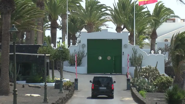 Un vehículo entra en la residencia La Mareta