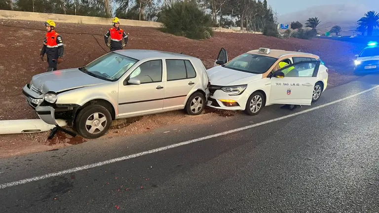 Accidente entre un taxi y un turismo en el aeropuerto