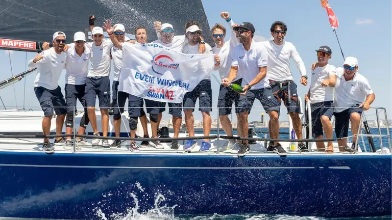 <p>Regatistas de la embarcación española “Nadir”&nbsp;&nbsp;al lograr la 40ª Copa del Rey – Mapfre en la clase Swan 42</p>
