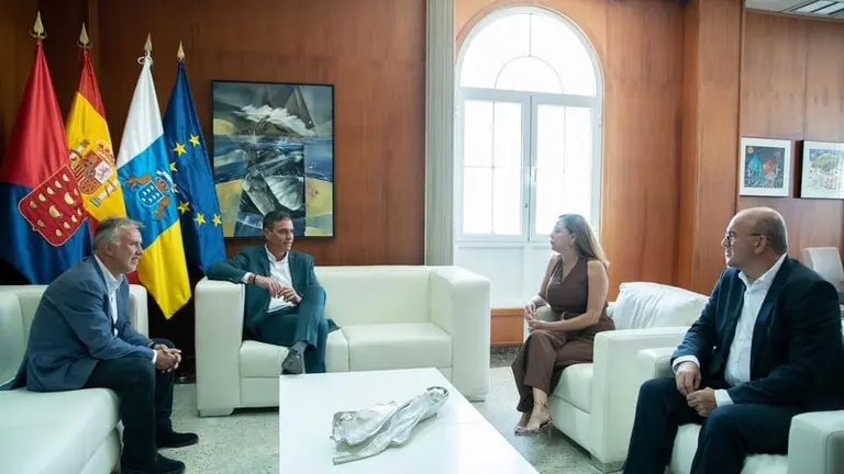 Pedro Sánchez con los presidentes del Gobierno de Canarias y el Cabildo