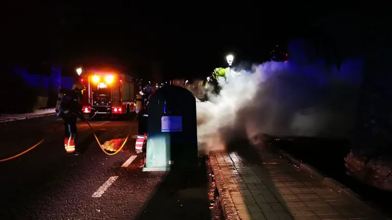 Incendio de contenedores en la calle Piteras de Costa Teguise