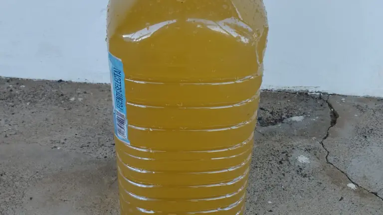 Aquí se aprecia el color del agua doméstica que llega a las casas de la isla