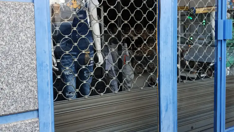 La cristalera rota en el comercio