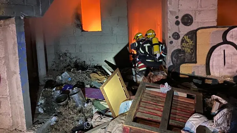 Un momento de la intervención de los bomberos en el incendio