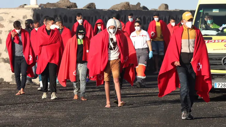 Personas migrantes llegadas en la patera del 14 de septiembre (FOTO: José Luis Carrasco)