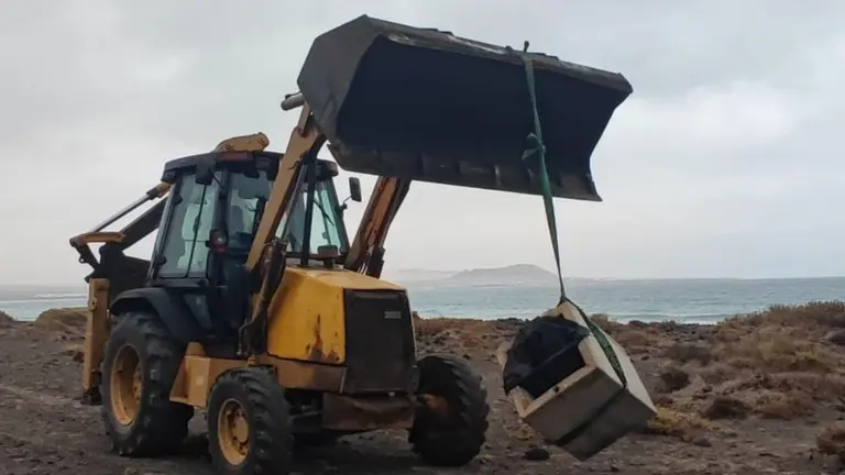 Retirada de papeleras en la playa de Famara