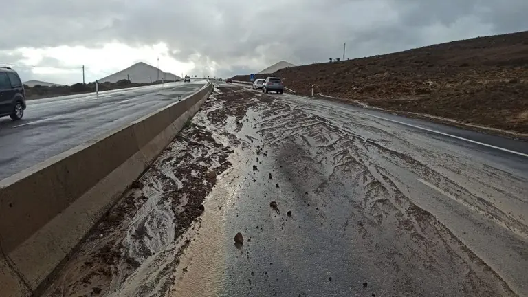 Carretera a San Bartolomé afectada por las lluvias