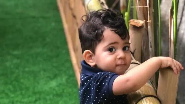 Los padres del niño Mateo buscan ayuda para tratar la enfermedad de su hijo