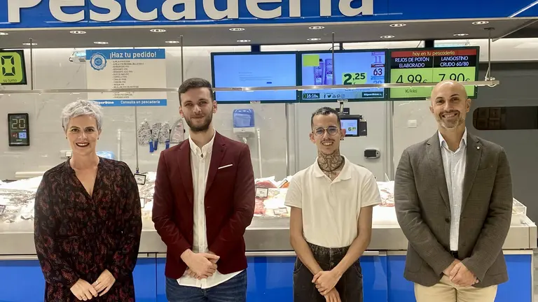 Carlos García, director de Marketing y Comunicación de HiperDino, y Virginia Ávila, directora de la Fundación DinoSol, junto a Mario y Roberto, alumnos becados