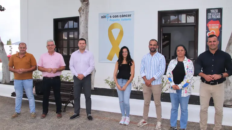 Representantes de Pequeño Valiente y del Ayuntamiento de Yaiza