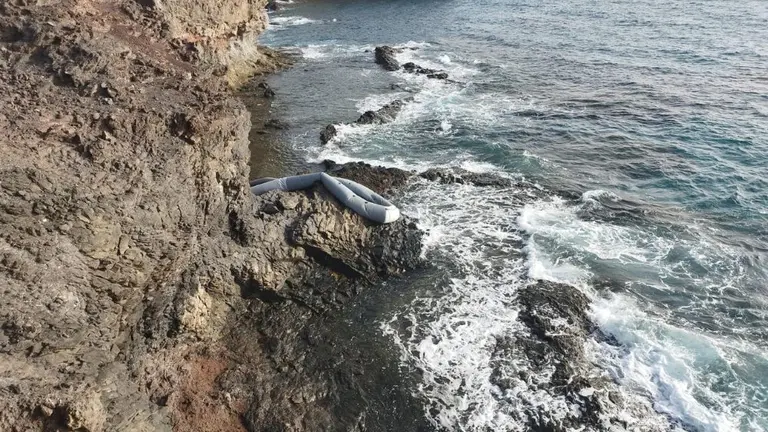 Restos de la zodiac que llegó con migrantes a Papagayo