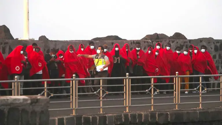 FOTO: José Luis Carrasco. Patera llegada el 5 de octubre al antiguo Muelle Comercial de Arrecife
