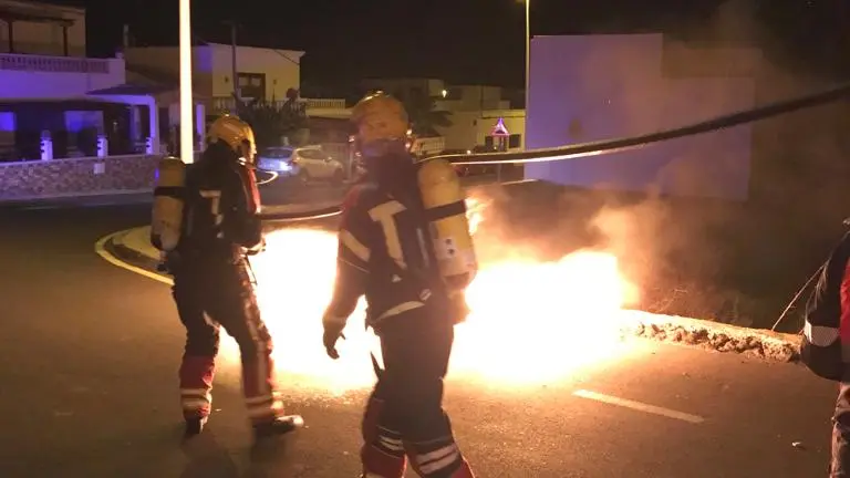 Contenedores quemando en la calle Ramón y Cajal de San Bartolomé