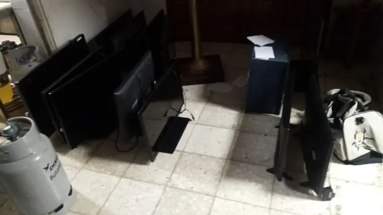 Las televisiones y otros objetos que los ladrones no pudieron llevarse