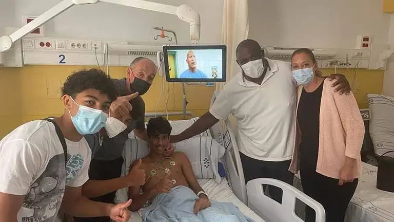 El joven futbolista se recupera en planta