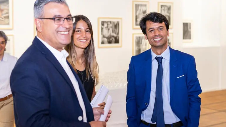 Marcos Bergaz, a la derecha, junto a dos de sus compañeros del PSOE Teguise