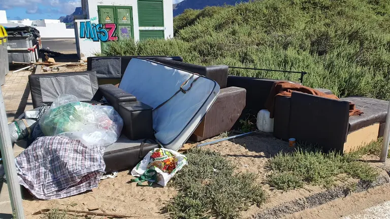 Los enseres se acumulan a las puertas de la Caleta de Famara