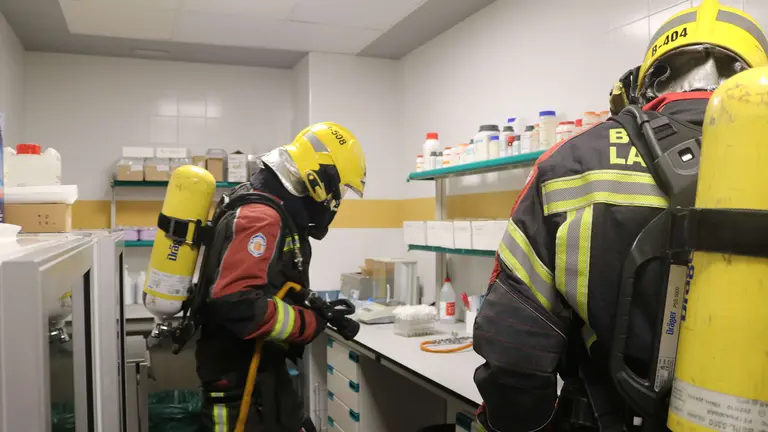 Bomberos durante la práctica