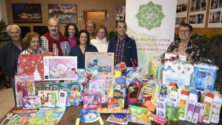 Miembros de ASL junto a los productos donados