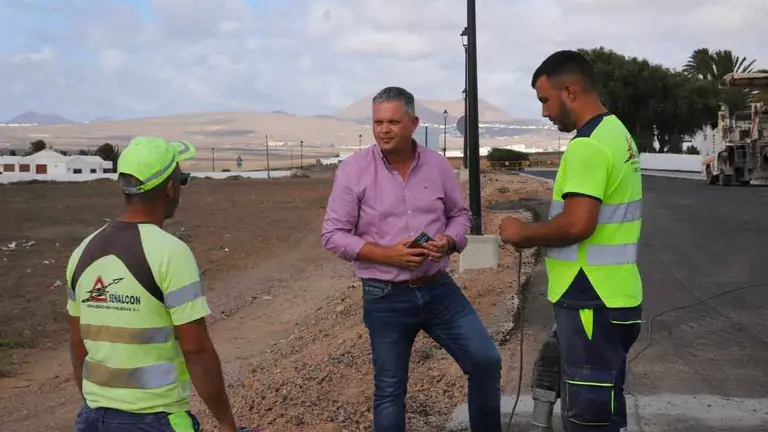 Alfredo Mendoza y trabajadores en la carretera de Nazaret